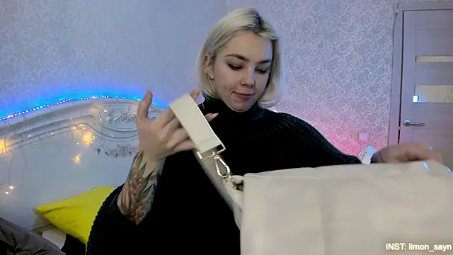 LillyMoure_ live sex cam