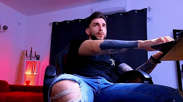 MightyAaron66 live sex cam