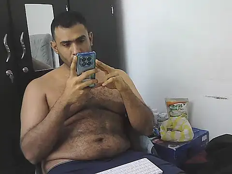 AlphaLatinoBear live sex cam