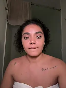 Curlyierr live sex cam