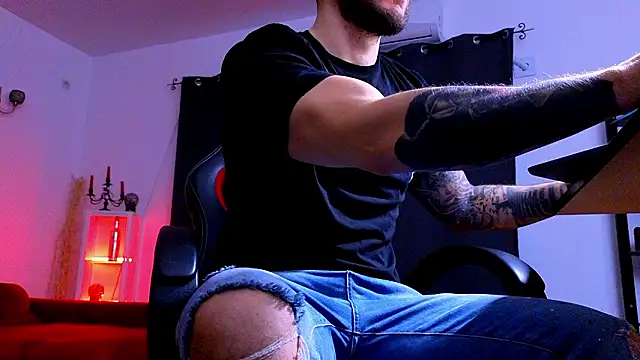 MightyAaron66 live sex cam