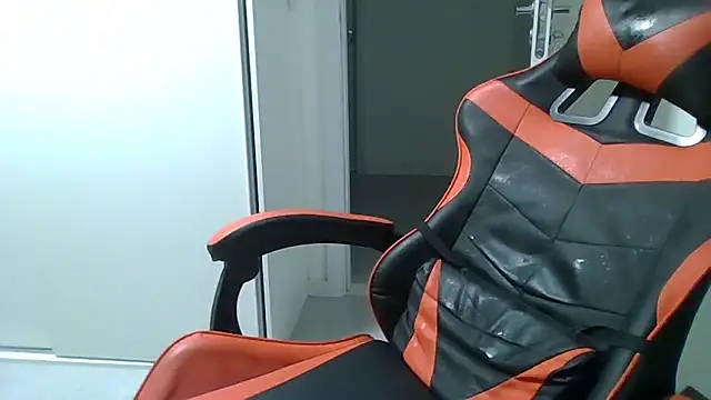 JUNINHOLEKEJR live sex cam