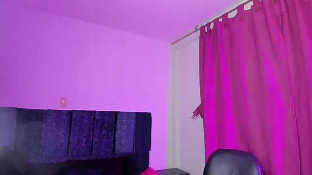 Holly_pink_'s cam snapshot