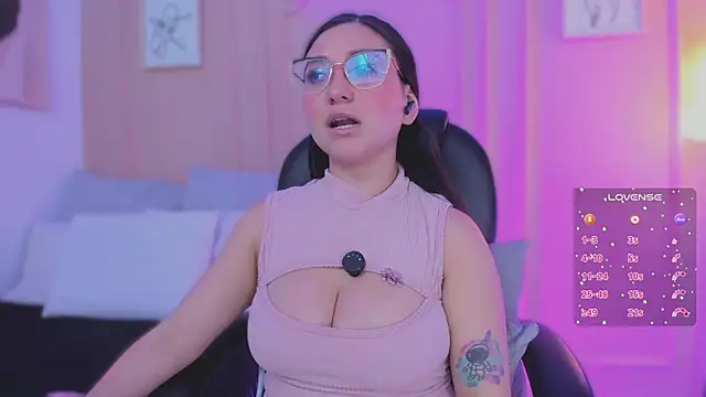 lucy_neil's cam snapshot