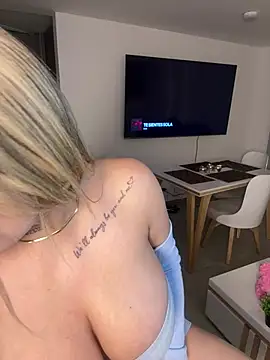 MiaWhitePink_'s cam snapshot