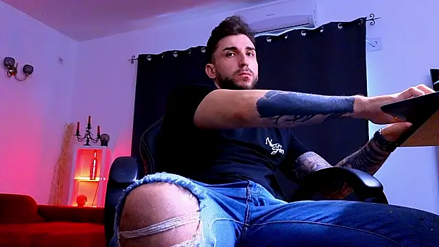 MightyAaron66 live sex cam