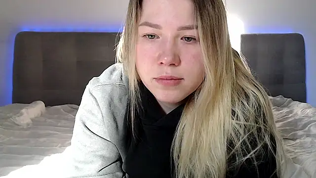 Embersweetbunny's cam snapshot