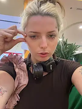 LoraaDoll's cam snapshot