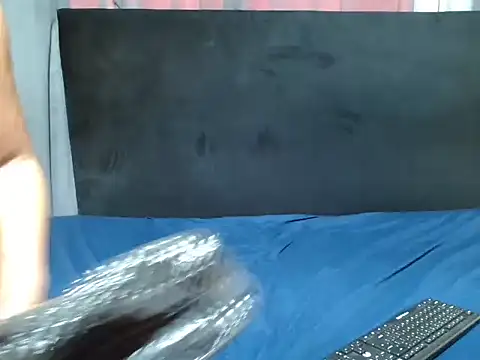 JuicyWetPussy19's cam snapshot