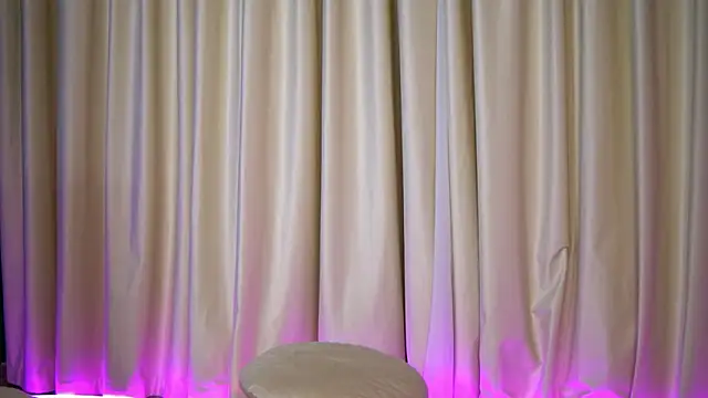 FoxieJullia's cam snapshot