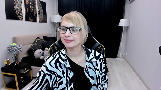 LindaSandy_1's cam snapshot