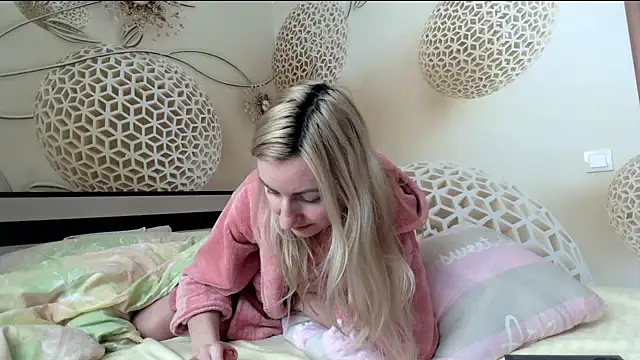 Yourrealgirl's cam snapshot