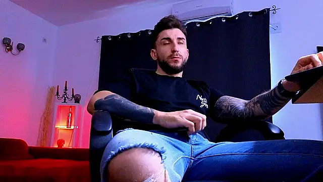 MightyAaron66 live sex cam