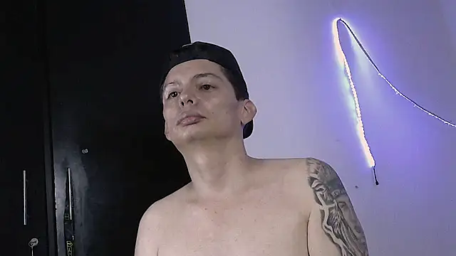 Eiocho122 live sex cam