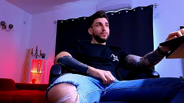 MightyAaron66 live sex cam