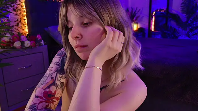 Gwen_Hilton's cam snapshot