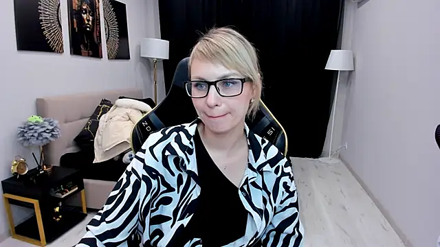 LindaSandy_1's cam snapshot