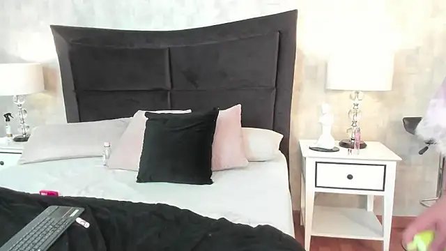 NahomyCarther live sex cam