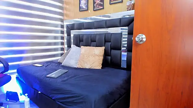 sheyla__ebony's cam snapshot