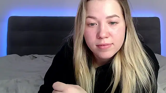 Embersweetbunny's cam snapshot