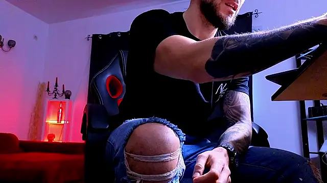 MightyAaron66 live sex cam