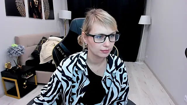 LindaSandy_1's cam snapshot