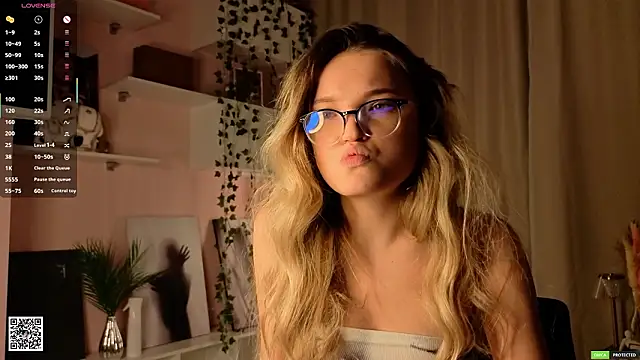 JulieLupo live sex cam