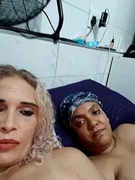 2Juicy_pussy's cam snapshot