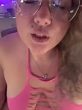 CurvyAnonymousGirl89's cam snapshot