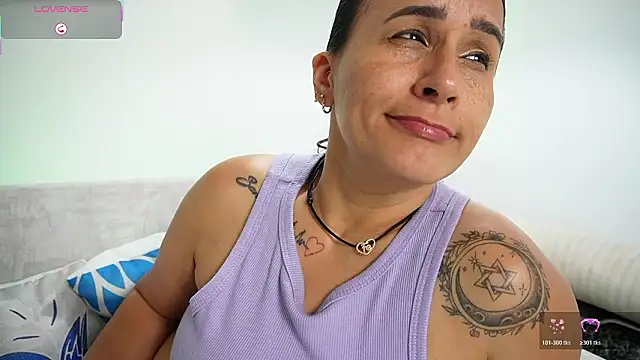 Sara_Charmy's cam snapshot