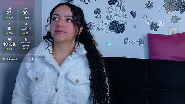 emiily_curly's cam snapshot