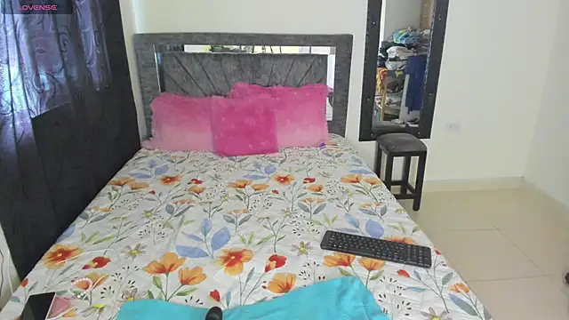 Laurasofia01's cam snapshot