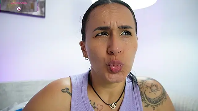 Sara_Charmy's cam snapshot