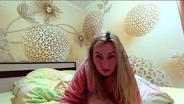 Yourrealgirl's cam snapshot