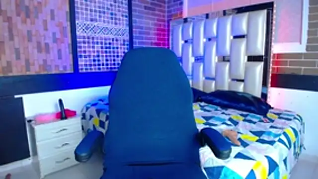 kriss_sweetboobs10's cam snapshot