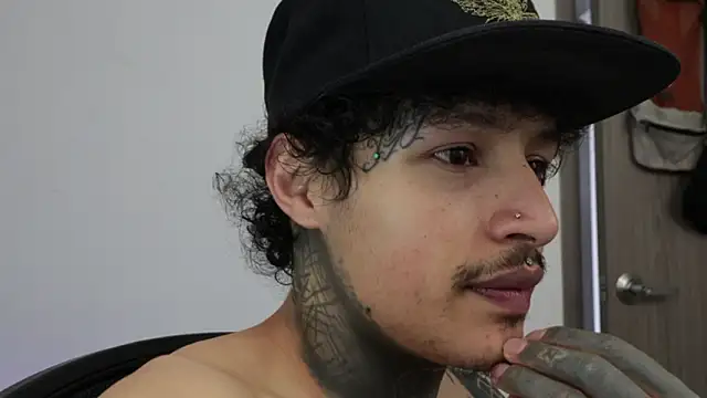 trieone live sex cam