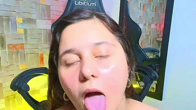 whitney_brown_'s cam snapshot