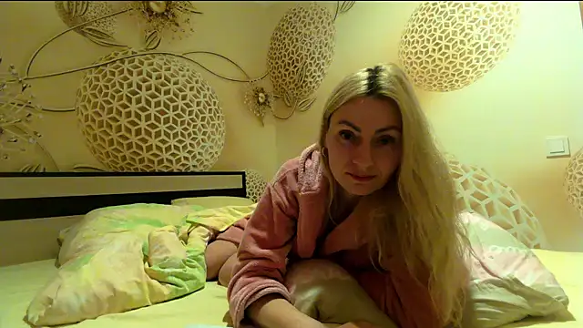 Yourrealgirl's cam snapshot