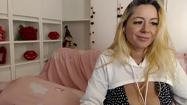 _karolynesyera_'s cam snapshot