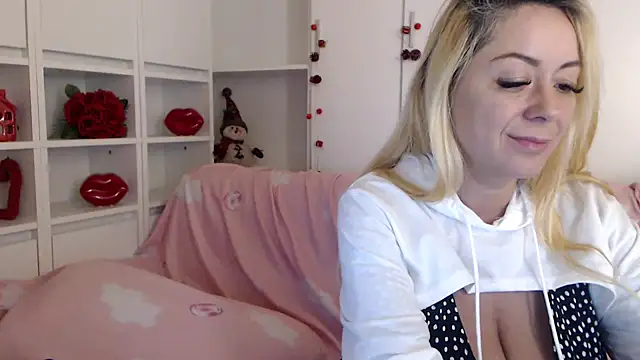 _karolynesyera_'s cam snapshot