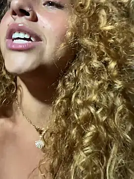 Chloe_Leaozinho's cam snapshot