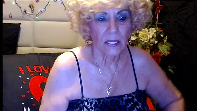 HappyWomanOn's cam snapshot