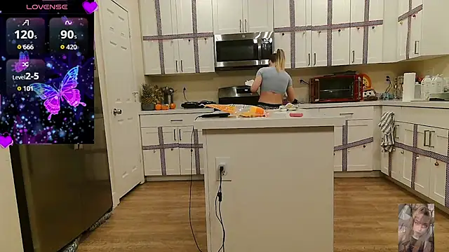 Blondiewithanass live sex cam