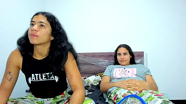 AshleyandCleo's cam snapshot