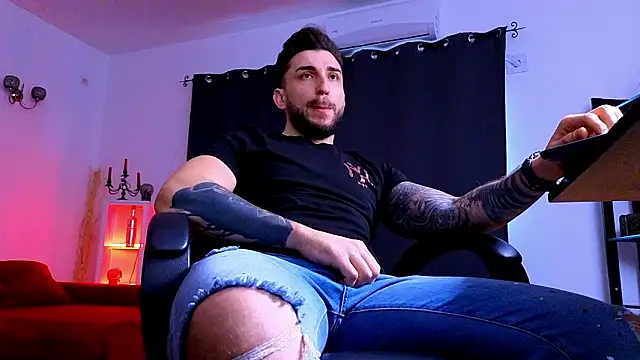 MightyAaron66 live sex cam