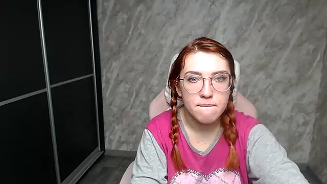 Reginasmilee live sex cam