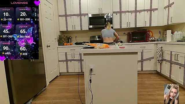 Blondiewithanass live sex cam