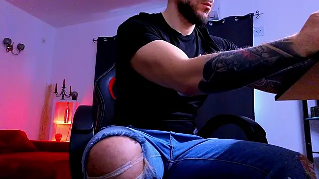 MightyAaron66 live sex cam