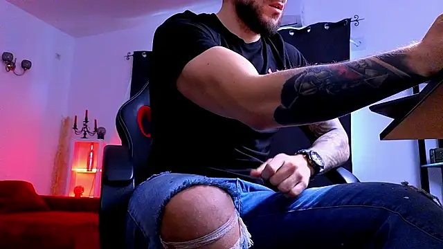 MightyAaron66 live sex cam