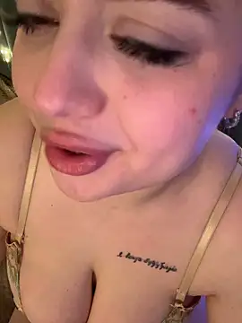 KellyMoors live sex cam